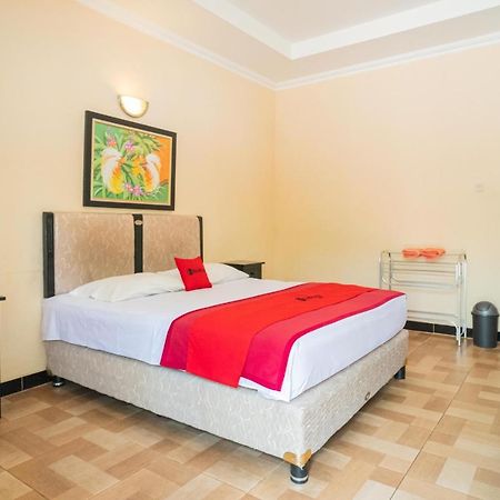 RedDoorz @ Panglima Sudirman Madiun Hotel Bagian luar foto