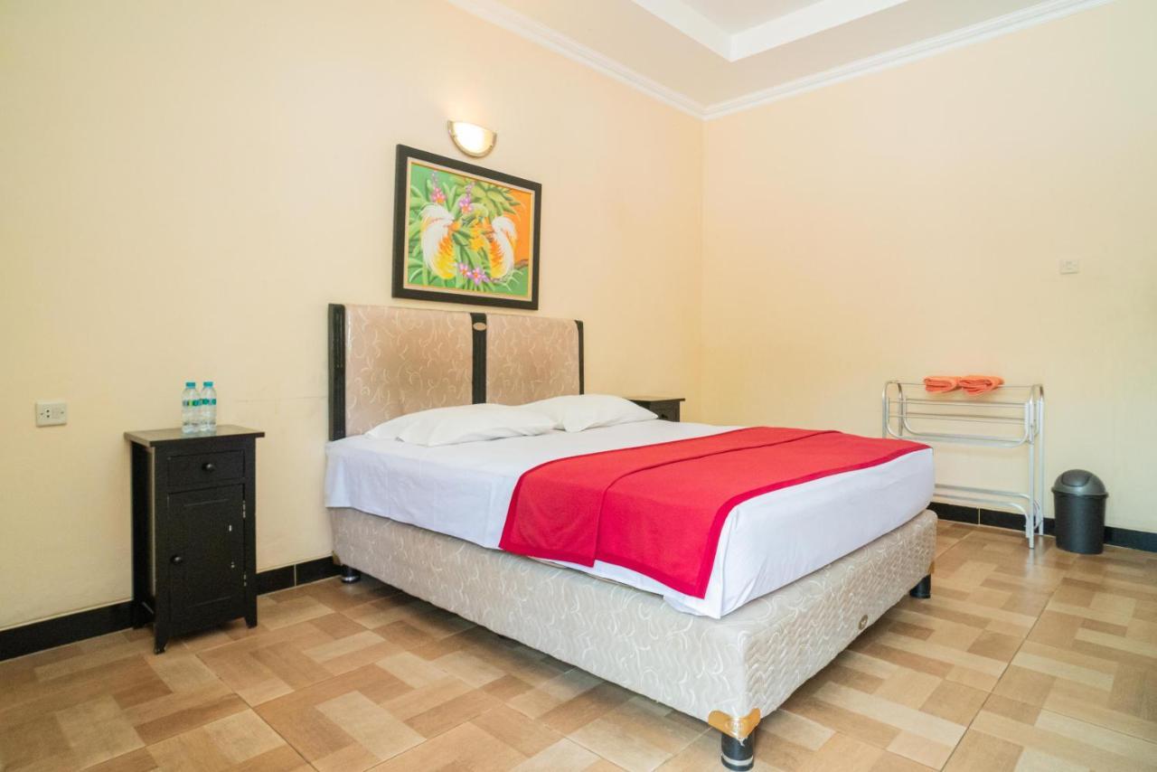 RedDoorz @ Panglima Sudirman Madiun Hotel Bagian luar foto